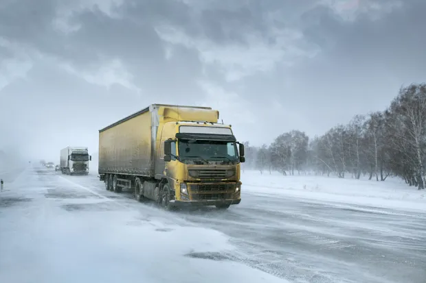Gdy z ciężarówki spadają lód i zamarznięty śnieg - robi się niebezpiecznie. 