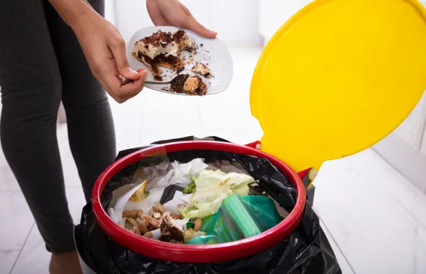 Polacy wyrzucają do śmieci ok. 5 mln ton jedzenia rocznie. Najwięcej w okresie świątecznym.