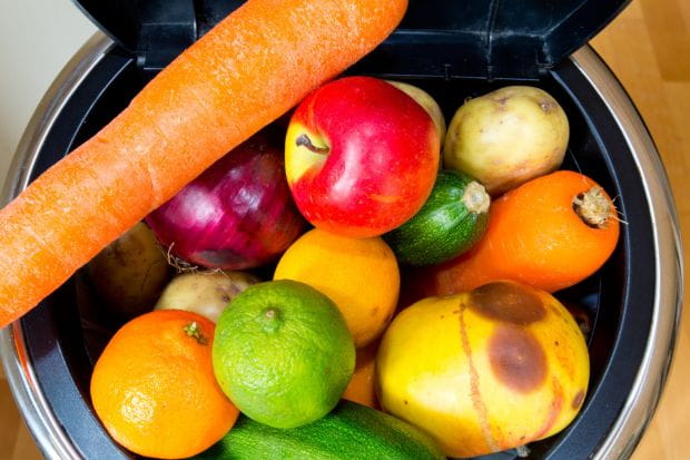 Nadpsuta skórka owoców, czy warzyw, to nie powód, by wyrzucać je do śmieci. Można z nich zrobić sok, dżem, ciasto.