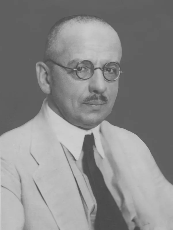 Maksymilan Tytus Huber (1872-1950) w 1945 zamieszkał w Gdańsku i organizował Politechnikę Gdańską. Podjął się kierowania dwiema katedrami oraz urządzenia laboratorium wytrzymałości i mechaniki.
