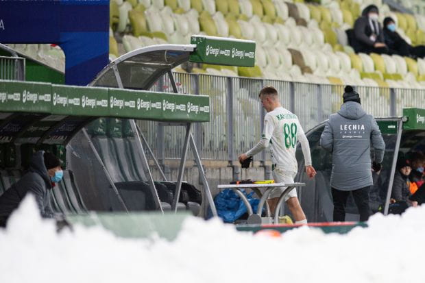 Zima utrudnia przygotowania Lechii Gdańsk do meczu z Jagiellonią Białystok. W takich warunkach te drużyny grały na Letnicy w pierwszym spotkaniu ligowym 2021 roku. 