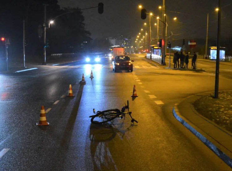 Jeden z zatrzymanych - pijany rowerzysta - wjechał na czerwonym świetle na przejazd rowerowy i zderzył się z prawidłowo jadącym samochodem.