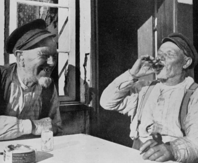 Co piją starzy rybacy z Jelitkowa? Kiedy wykonano to zdjęcie (lata 30. XX wieku), wciąż silna była tradycja picia w Gdańsku lokalnych wódek, likierów i nalewek.   