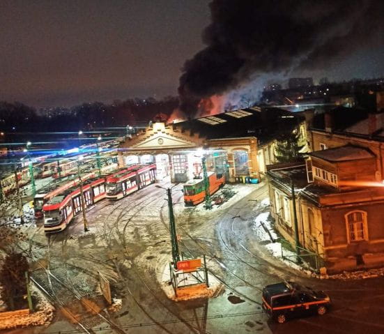 W pożarze spłonęły dwa tramwaje, a dwa kolejne zostały uszkodzone.
