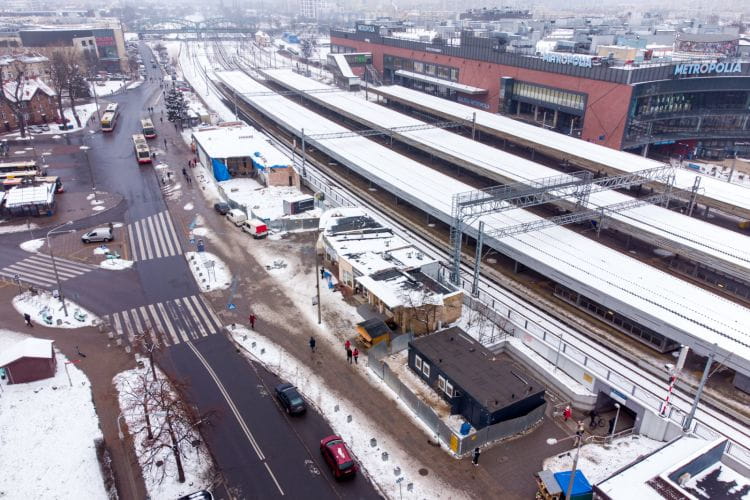 Trwają prace rozbiórkowe dworca PKP we Wrzeszczu. Nowy obiekt ma być gotowy za rok. W ramach miejskiej inwestycji mają zmienić się też tereny wokół budynku.