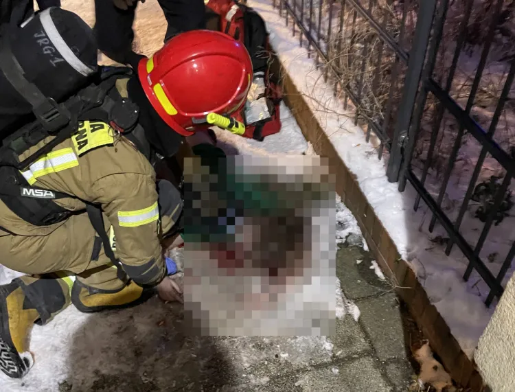 Młoda kobieta ratując się przed płomieniami skoczyła z okna. Upadła na chodnik, niestety zmarła w szpitalu.