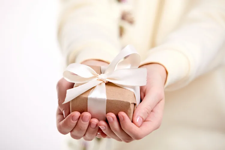 Dawanie prezentów jest wspaniałe, ale warto robić to z głową. Najważniejsze to trafić w gust drugiej osoby lub jej zainteresowania!
