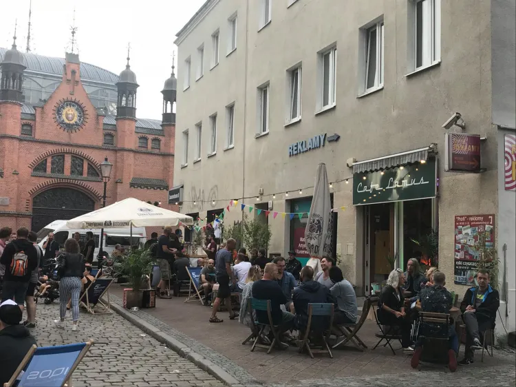 Cafe Lamus mieści się przy ul. Lawendowej 8 w Gdańsku. Latem klienci mogli swobodnie rozsiąść się na zewnątrz. Zimą muszą pomieścić się w ciasnym wnętrzu, które - zgodnie z obostrzeniami - może być zapełnione gośćmi jedynie w 30 proc.