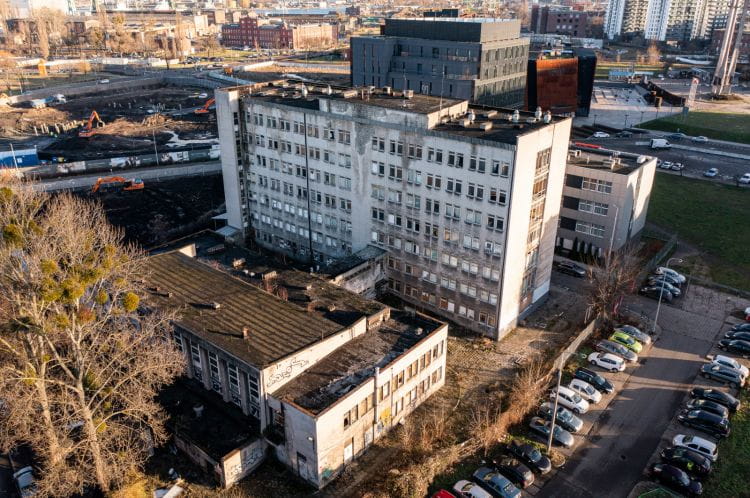 Kompleks dawnego zespołu leczniczo-zabiegowego Stoczni Gdańskiej stoi nieużywany od lat i niszczeje. 