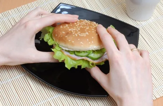 Traktowanie jedzenia typu fast-food jako podstawy diety grozi poważnymi problemami zdrowotnymi.