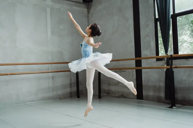 Balet dla dzieci zaczyna się od prostych ćwiczeń gimnastycznych i kroków. 