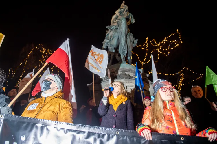 Na manifestację przeciwko "lex TVN" przy pomniku Sobieskiego przyszło kilkaset osób.