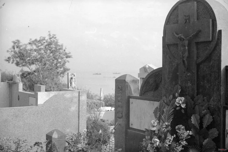Oksywski cmentarz na zdjęciu z 1935 r. W tle widoczne statki, stojące na redzie portu w Gdyni.