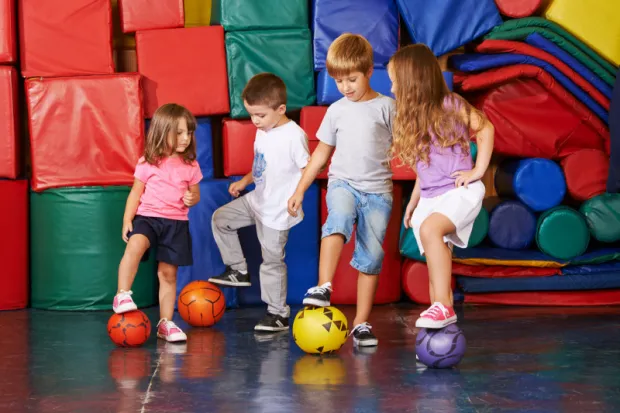 Zajęcia sportowe dla przedszkolaków to nie tylko dawka aktywności fizycznej. Dziecko przekona się, jak wyglądają zajęcia grupowe i zrobi pierwsze kroki na drodze do samodzielności.
