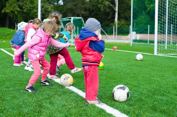 Zajęcia sportowe pozwalają dziecku rozwijać się nie tylko fizycznie, ale również umysłowo i społecznie. 