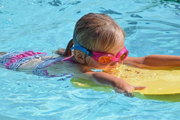 Pływanie to zajęcia dla dzieci, które dobrze odnajdują się w samodzielnych dyscyplinach. 