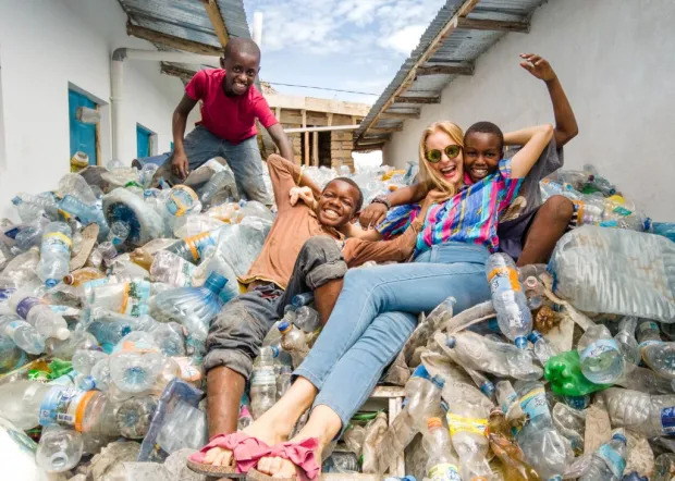 Julianna Jacewicz z Gdańska kieruje w Tanzanii fundacją, która pomaga mieszkańcom wioski Jambiani. Ostatnim projektem było otwarcie sklepu z artykułami pierwszej potrzeby, w którym można płacić zebranym na wyspie plastikiem. 