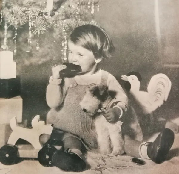 Radość przy odpakowywaniu bożonarodzeniowych prezentów, 1937 r.
