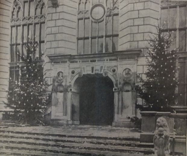 Udekorowane drzewka bożonarodzeniowe przed Dworem Artusa, 1926 r.