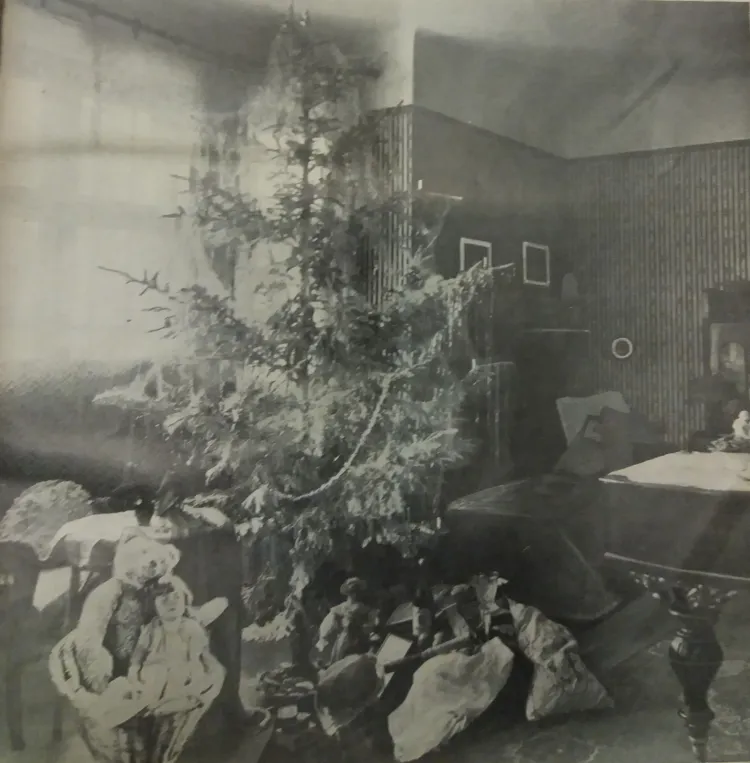 Choinka z prezentami w jednym z gdańskich mieszkań, 1927 r. 