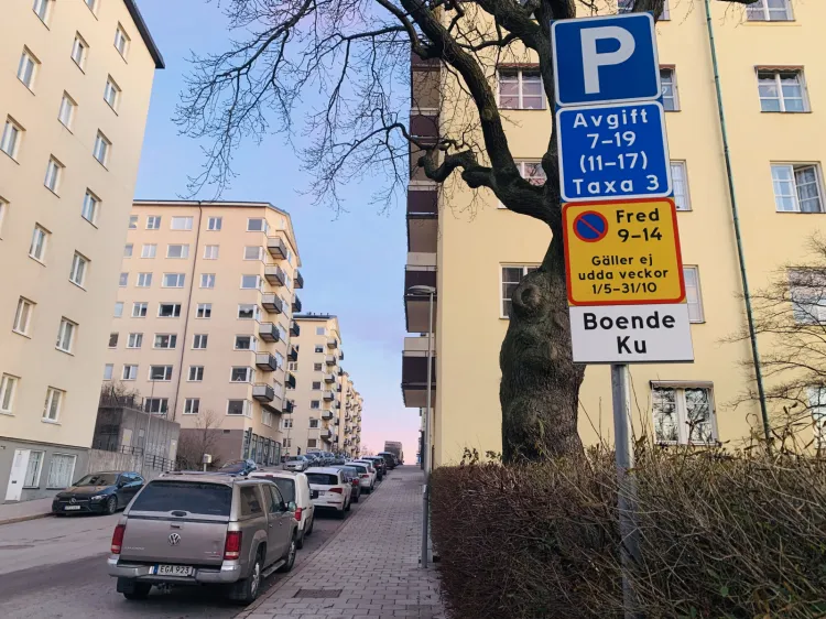 Parkowanie na Kungsholmen - mieszkańców obowiązują specjalne zasady. Opłaty według stawki nr 3 są uiszczane w dni robocze od 7 do 19, w soboty (i w dni poprzedzające święta) od 11 do 17. Nie wolno tu parkować w piątki od 9 do 14, z wyłączeniem nieparzystych tygodni pomiędzy 1 maja a 31 października.