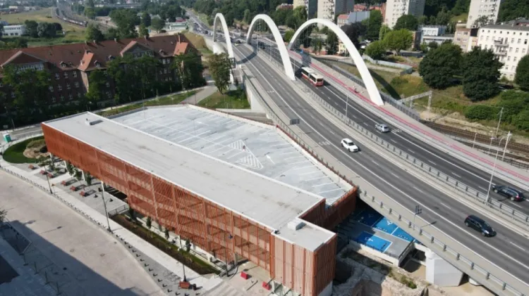 Dwie nowe jezdnie i piętrowy parking powstały w ramach budowy wiaduktu Biskupia Górka oddanego do użytku latem.