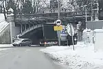Kierowca, żeby odblokować wiadukt, musiał spuścić powietrze z kół.