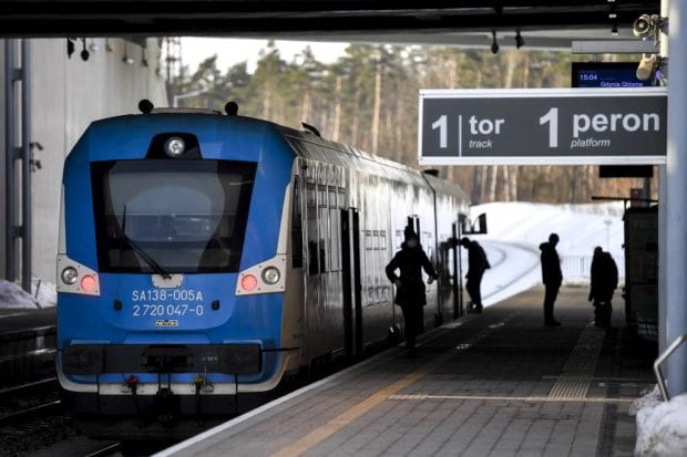 Podwyżka cen biletów uderzy w pasażerów korzystających z pociągów oraz lokalnych przewoźników.