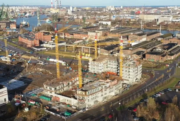 W 2021 roku zaczęło powstawać duże osiedle na terenach postoczniowych - Doki. To jedna z nowych lokalizacji w Gdańsku, gdzie w najbliższych latach mają szansę powstawać setki mieszkań. 