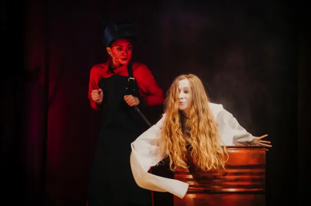 Spektakl był debiutem w zespole Miniatury nowej aktorki tej sceny - Magdaleny Bednarek, grającej Potępioną Duszę (po prawej).