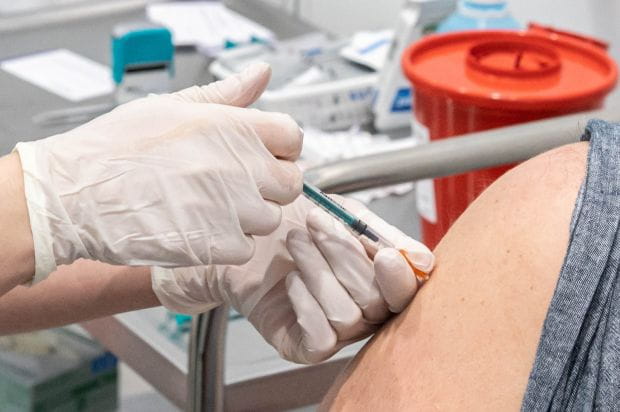 Dawkę przypominającą stosuje się we wskazanych grupach z zachowaniem odstępu co najmniej sześciu miesięcy po ukończeniu pełnego schematu szczepienia przeciw COVID-19.