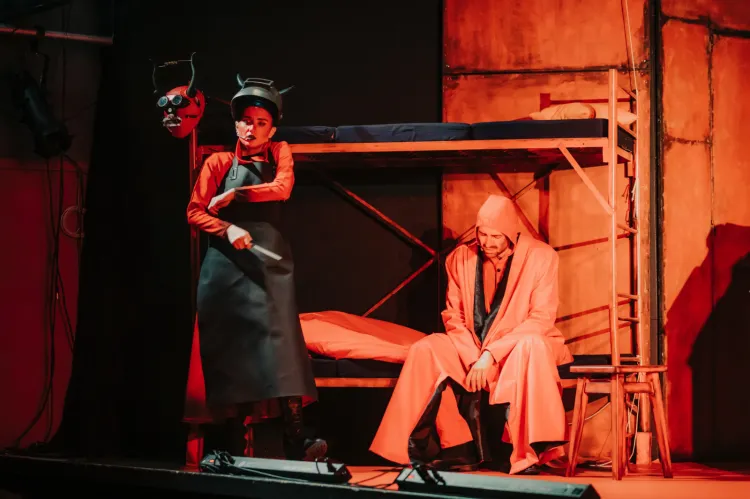 Najnowsza premiera Teatru Miniatura przybliża postać diabelskiej pary, niepozbawionej cech wyraźnie ludzkich. Sam Diabeł (Jakub Ehrlich) przechodzi kryzys i zamierza skończyć ze złem. 
