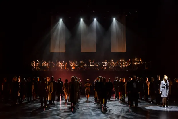 Blisko setka osób na scenie, w tym Orkiestra prowadzona przez Dariusza Różankiewicza, to rzeczywistość koncertów sylwestrowych Teatru Muzycznego. Tegoroczny upłynął pod znakiem lat 80. i muzyki włoskiej.
