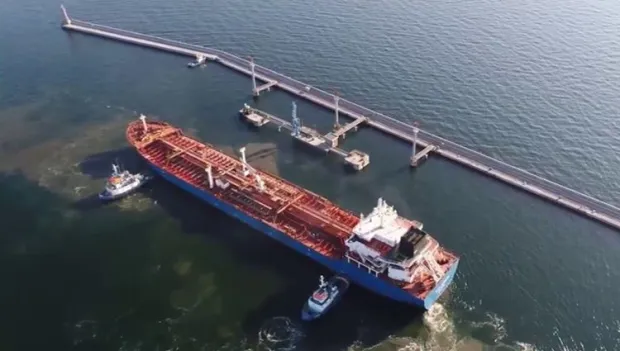 Port Gdynia specjalizuje się w przeładunku gotowego oleju napędowego, który rurociągiem trafia do bazy paliw PERN w Dębogórzu.