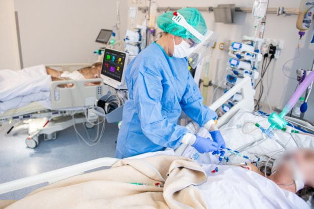 W Szpitalu Zakaźnym w Gdańsku spadła liczba osób hospitalizowanych z powodu ciężkiego przebiegu COVID-19. 