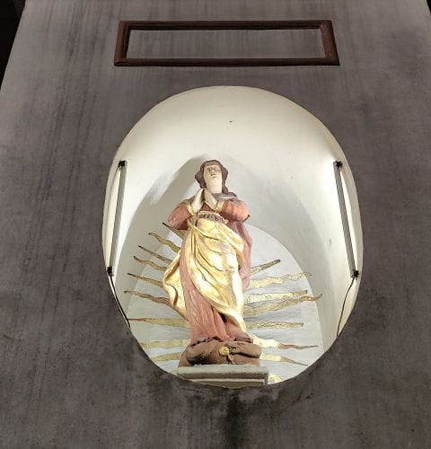 W oliwskiej kapliczce znajdują się dwie figury: Matki Chrystusa oraz św. Jana Nepomucena.