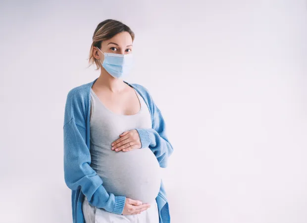 Decyzję o szczepieniu przeciw COVID-19 w czasie ciąży rekomenduje również Polskie Towarzystwo Ginekologów i Położników (PTGiP).