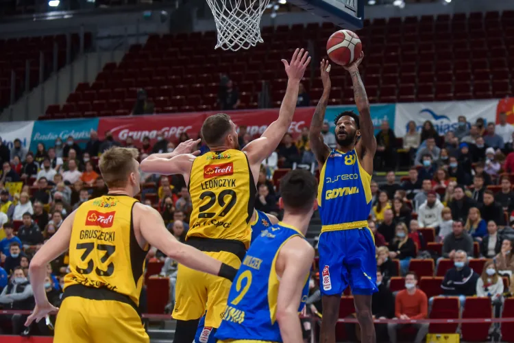 W 18. kolejce Energa Basket Ligi, Asseco Arka Gdynia (żółto-niebieskie stroje) zagra o jeden dzień później, niż planowano. Na razie zmian nie ma w przypadku Trefla Sopot (żółto-czarne stroje), jednak i tu może jeszcze wszystko się zdarzyć.