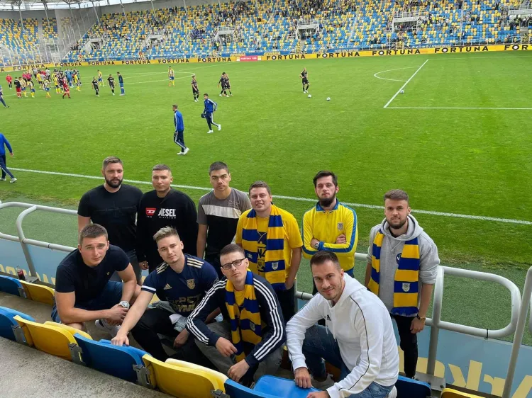 Zawodnicy Arki Gdynia eSports na piłkarskim meczu Arka Gdynia - GKS Tychy (0:1).