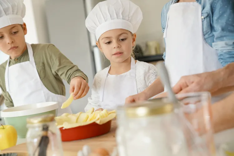 Dzieci uwielbiają zajęcia w kuchni, warto w nich rozwijać takie pasje i ciekawość.