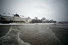 Opady i sztorm spowodowały, że podniósł się poziom wody - w Sopocie zalana jest niemal cała plaża. 