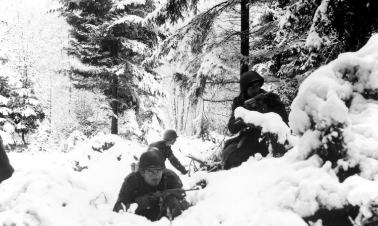Żołnierze aliantów na pozycjach w Ardenach. Czy do  czasu inscenizacji utrzyma się śnieg w Trójmieście?