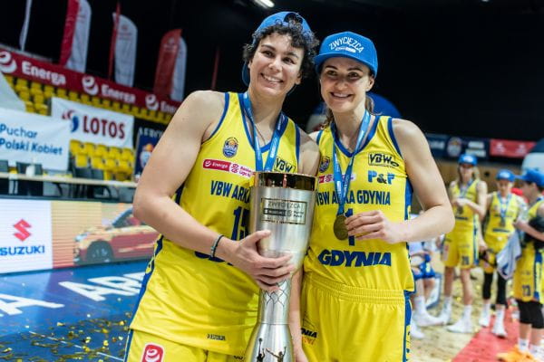 Alice Kunek (z prawej) w sezonie 2020/21 z VBW Arką Gdynia zdobyła m.in. Puchar Polski. Na zdjęciu z Artemis Spanou, obecnie koszykarką BC Polkowice.