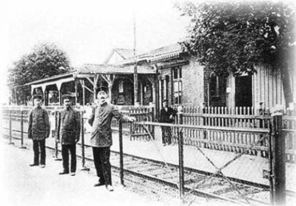 Dworzec kolejowy w Gdyni na początku XX w. usytuowany po lewej stronie torów (obecna ul. Morska). Zdjęcie ze zbiorów Muzeum Miasta Gdyni.
