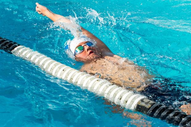 Jak nauczyć się pływać? Warto skorzystać ze wsparcia doświadczonego instruktora. 