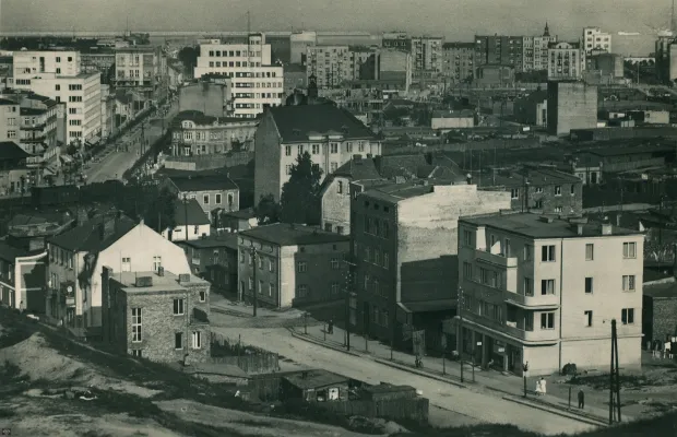 Centrum Gdyni na przedwojennym zdjęciu. Po lewej widoczna ul. 10 Lutego w kierunku morza.