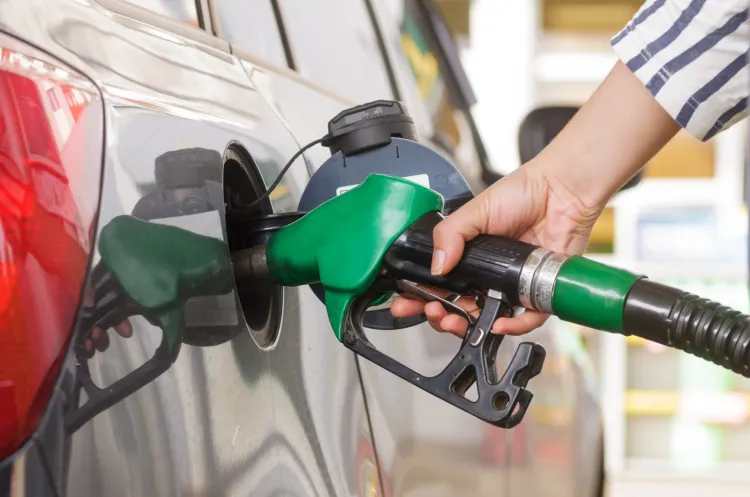 Już od lutego 2022 r. obniżone mają zostać stawki podatku VAT na paliwa silnikowe z 23 na 8 proc. 