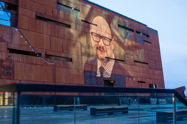 14 stycznia miną trzy lata od śmierci Pawła Adamowicza. Na zdjęciu: iluminacja na budynku Europejskiego Centrum Solidarności upamiętniająca prezydenta.