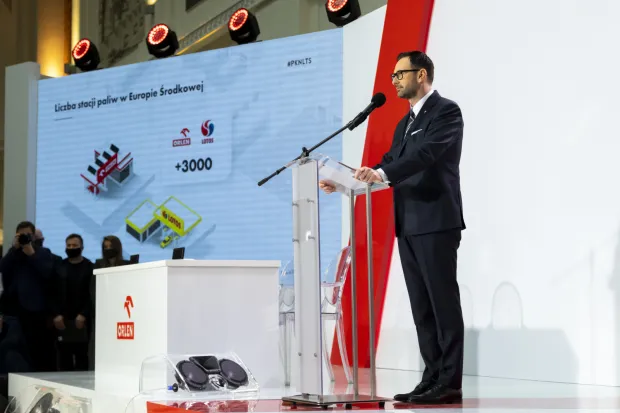 O umowach z koncernem Saudi Aramco i MOL, które pozwolą Orlenowi przejąć Grupę Lotos, Daniel Obajtek poinformował na konferencji w Warszawie.