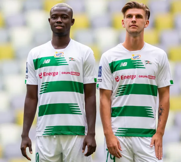 Bassekou Diabate i Kacper Sezonienko niedawno zgodnie przedłużyli kontrakty z Lechią Gdańsk do 30 czerwca 2025 roku, a w pierwszym tegorocznym sparingu wpisali się na listę strzelców, przesądzając o zwycięstwie nad FC Botosani. 